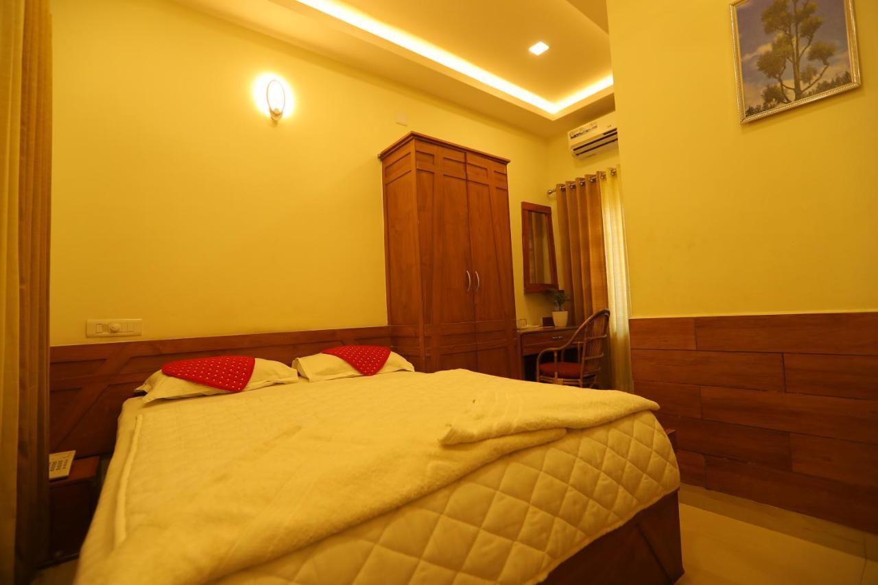 Sapphire Inn Недумбассери Экстерьер фото